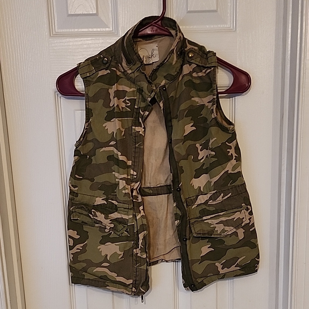 Camouflage Sleeveless Vest ,size 6/7